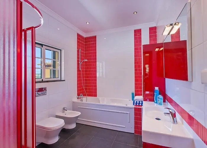 Nincha - Heated Pool - Free Wi-fi - Air Con *